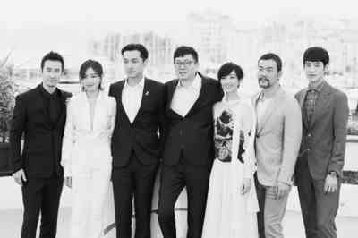 中国影片《南方车站的聚会》导演刁亦男（中）携主创人员亮相拍照式。新华社